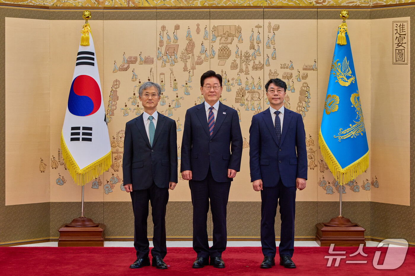 (서울=뉴스1) 이재명 기자 = 이재명 대통령이 21일 청와대에서 김성수 대법관에게 임명장을 수여한 후 기념촬영을 하고 있다.왼쪽은 조희대 대법원장. (청와대 제공. 재판매 및 D …