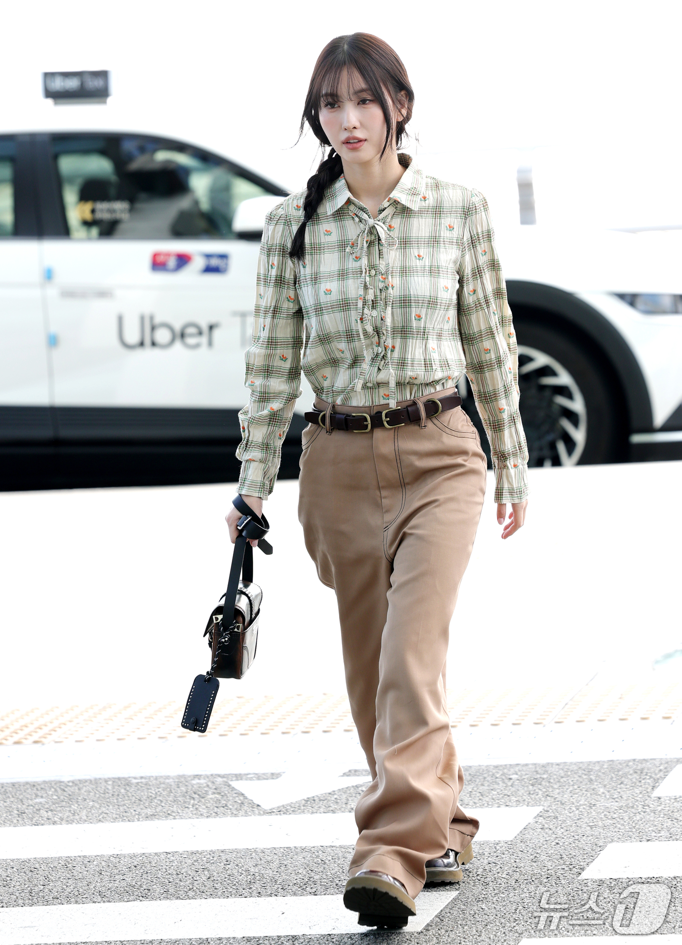 (인천공항=뉴스1) 권현진 기자 = 트와이스(TWICE) 모모가 해외 일정을 위해 21일 오전 인천국제공항을 통해 밀라노로 출국하고 있다. 2026.9.21/뉴스1