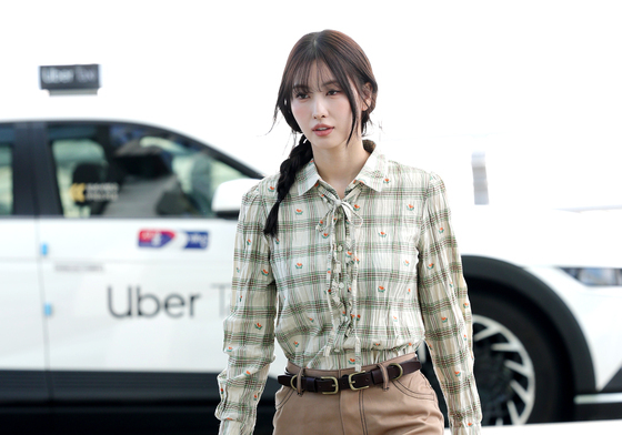 모모, 출국