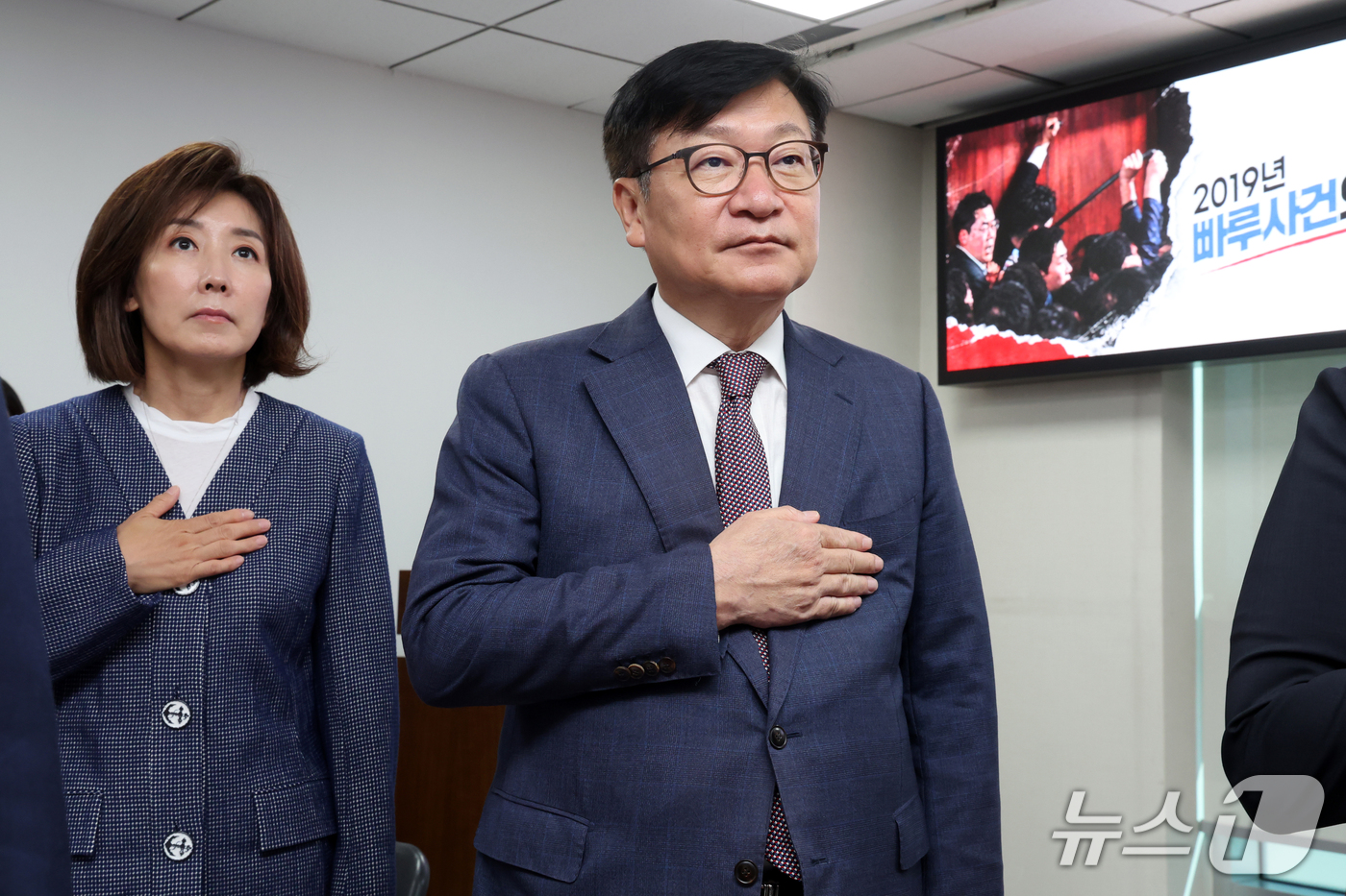 (서울=뉴스1) 황기선 기자 = 국민의힘 정점식 원내대표와 나경원 의원이 21일 오전 서울 여의도 국회 의원회관에서 열린 '준연동형비례제 민의왜곡 부작용과 악법폐지 긴급토론회'에서 …