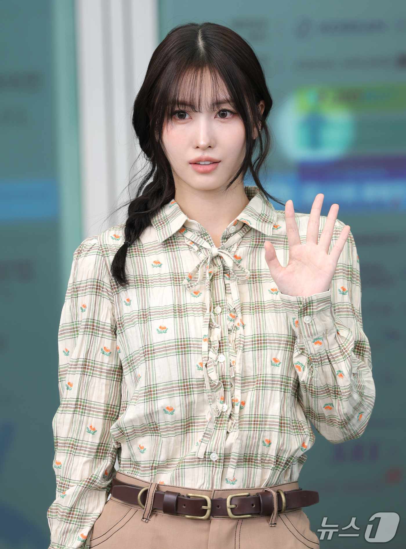 (인천공항=뉴스1) 권현진 기자 = 트와이스(TWICE) 모모가 해외 일정을 위해 21일 오전 인천국제공항을 통해 밀라노로 출국하기 전 인사를 하고 있다. 2026.9.21/뉴스1 …