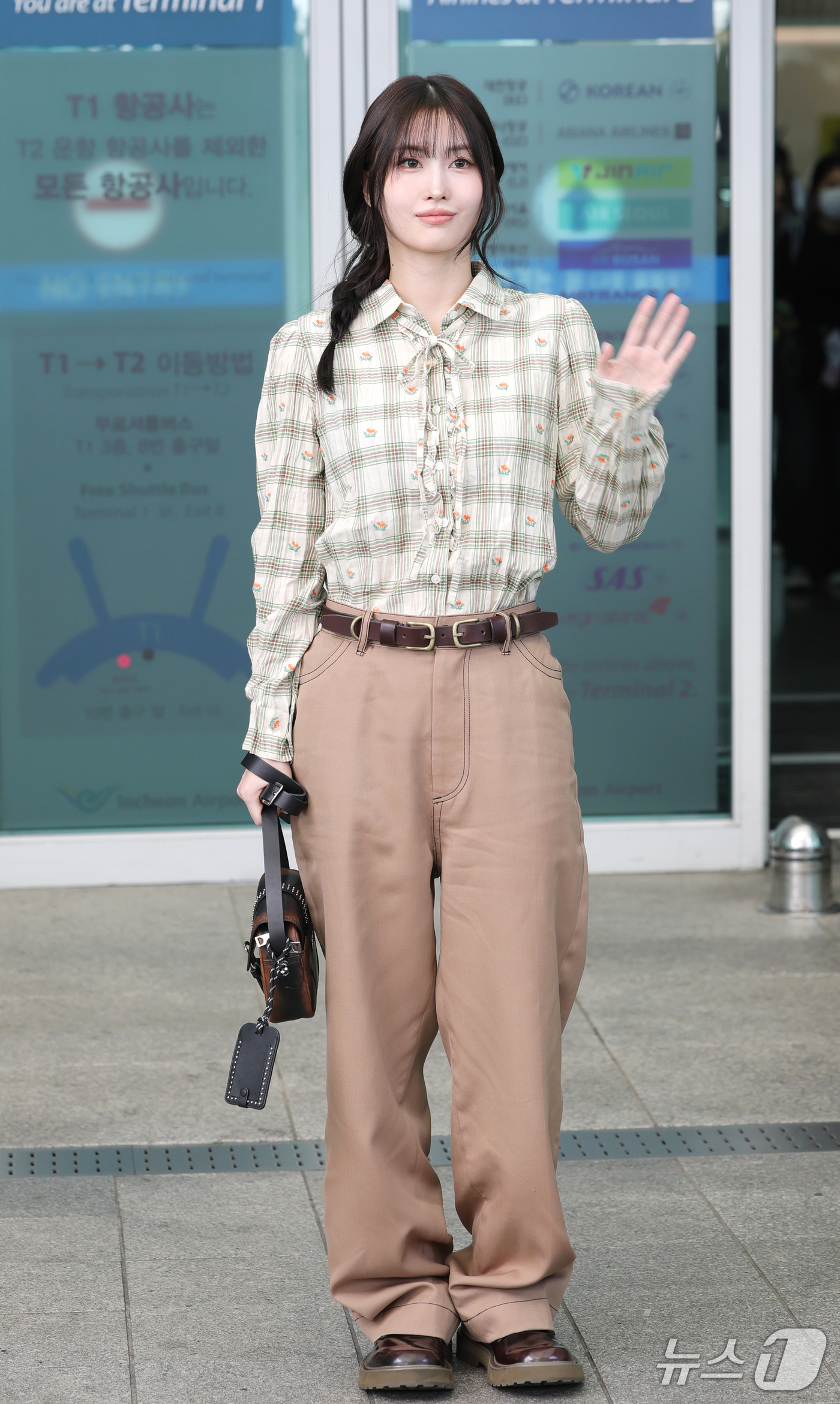 (인천공항=뉴스1) 권현진 기자 = 트와이스(TWICE) 모모가 해외 일정을 위해 21일 오전 인천국제공항을 통해 밀라노로 출국하기 전 인사를 하고 있다. 2026.9.21/뉴스1 …