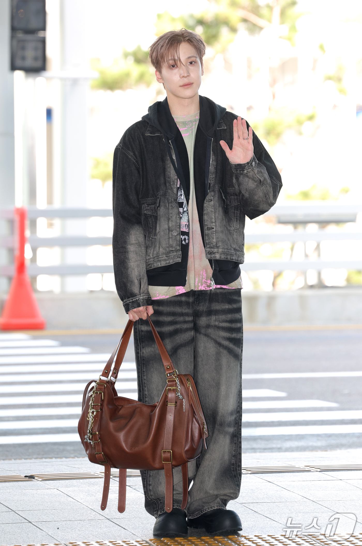 (인천공항=뉴스1) 권현진 기자 = 에이티즈 윤호가 해외 일정을 위해 21일 오전 인천국제공항을 통해 밀라노로 출국하기 전 인사를 하고 있다. 2026.9.21/뉴스1