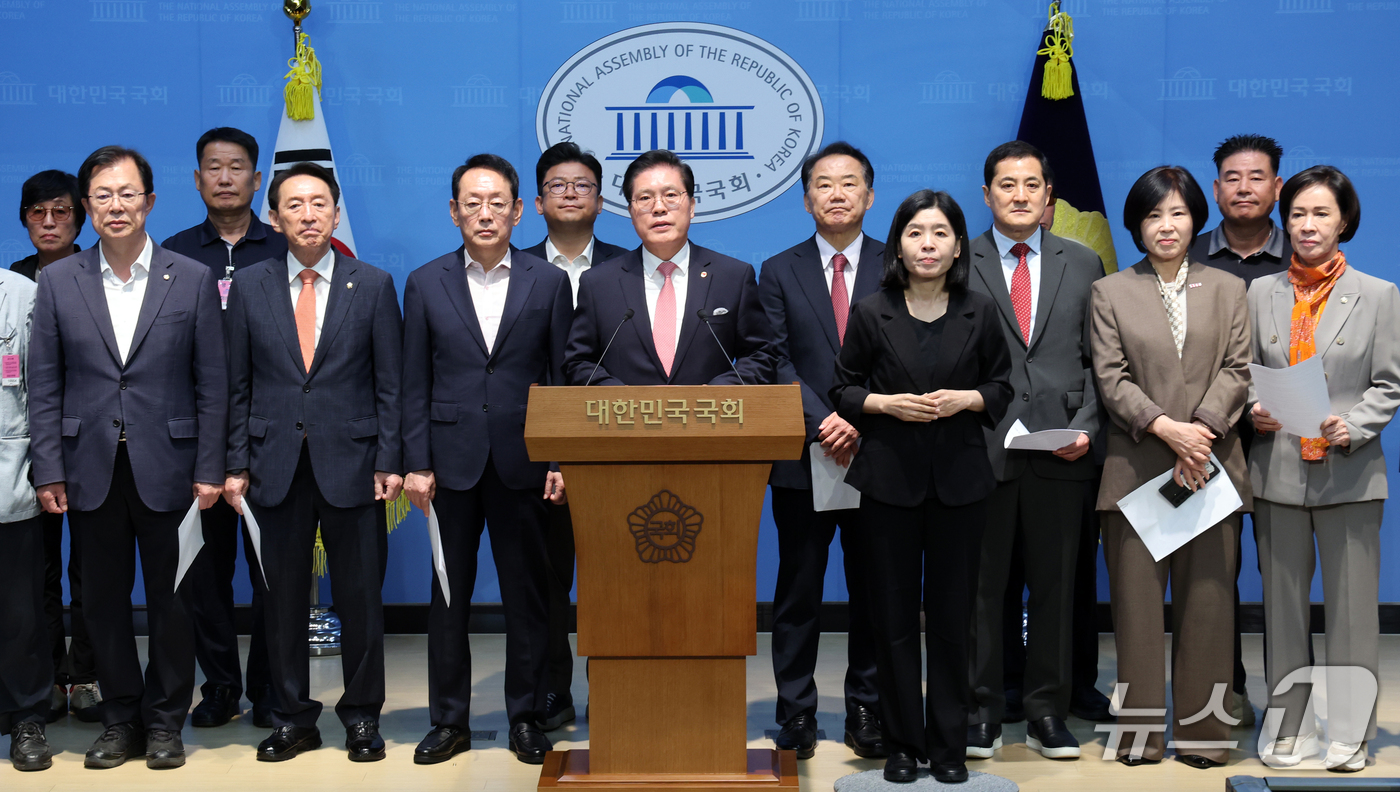 (서울=뉴스1) 황기선 기자 = 국민의힘 의원들과 이천시 농민들이 21일 오전 서울 여의도 국회 소통관에서 '농지법 개정 관련 성명서'를 발표 하고 있다.  2026.9.21/뉴스 …