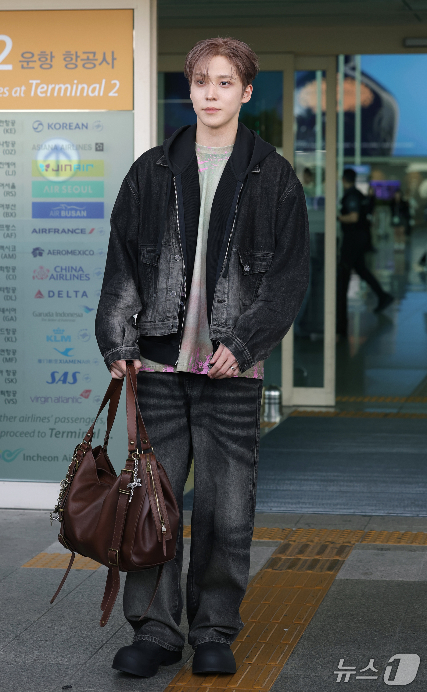 (인천공항=뉴스1) 권현진 기자 = 에이티즈 윤호가 해외 일정을 위해 21일 오전 인천국제공항을 통해 밀라노로 출국하기 전 포즈를 취하고 있다. 2026.9.21/뉴스1