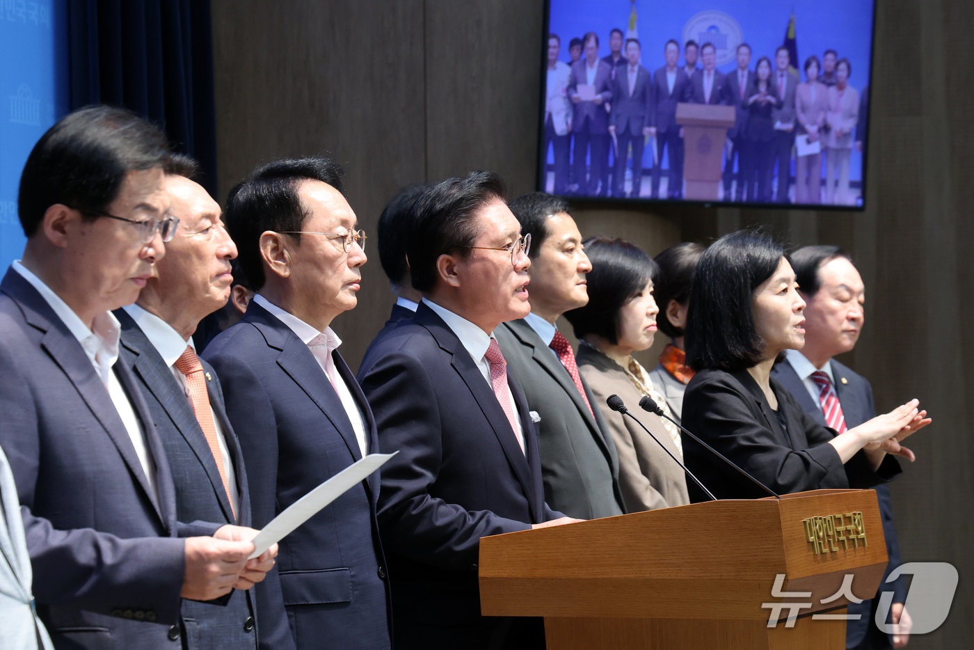 (서울=뉴스1) 황기선 기자 = 국민의힘 의원들과 이천시 농민들이 21일 오전 서울 여의도 국회 소통관에서 '농지법 개정 관련 성명서'를 발표 하고 있다.  2026.9.21/뉴스 …