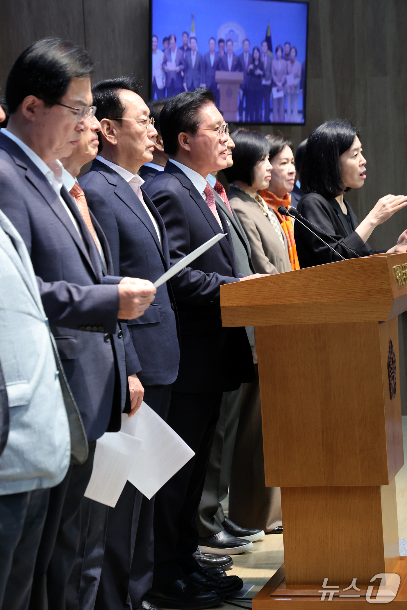 (서울=뉴스1) 황기선 기자 = 국민의힘 의원들과 이천시 농민들이 21일 오전 서울 여의도 국회 소통관에서 '농지법 개정 관련 성명서'를 발표 하고 있다.  2026.9.21/뉴스 …
