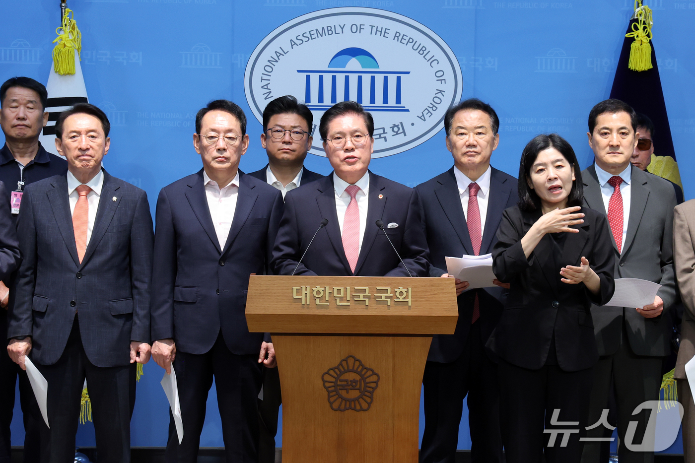 (서울=뉴스1) 황기선 기자 = 국민의힘 의원들과 이천시 농민들이 21일 오전 서울 여의도 국회 소통관에서 '농지법 개정 관련 성명서'를 발표 하고 있다.  2026.9.21/뉴스 …