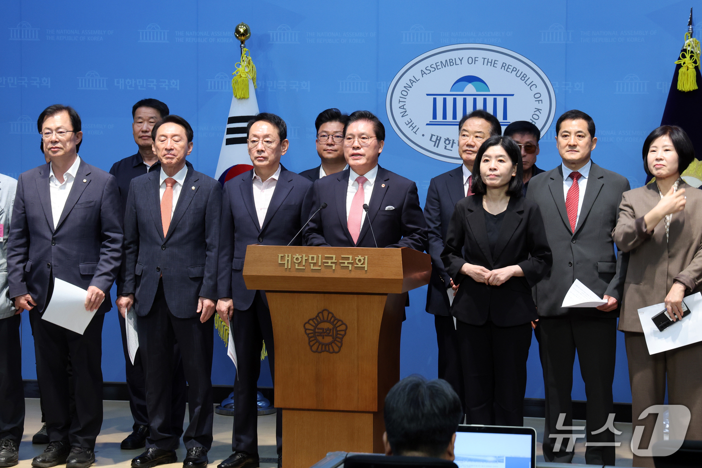 (서울=뉴스1) 황기선 기자 = 국민의힘 의원들과 이천시 농민들이 21일 오전 서울 여의도 국회 소통관에서 '농지법 개정 관련 성명서'를 발표 하고 있다.  2026.9.21/뉴스 …