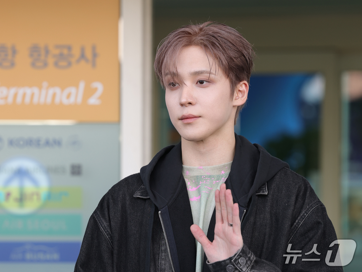 (인천공항=뉴스1) 권현진 기자 = 에이티즈 윤호가 해외 일정을 위해 21일 오전 인천국제공항을 통해 밀라노로 출국하기 전 인사를 하고 있다. 2026.9.21/뉴스1