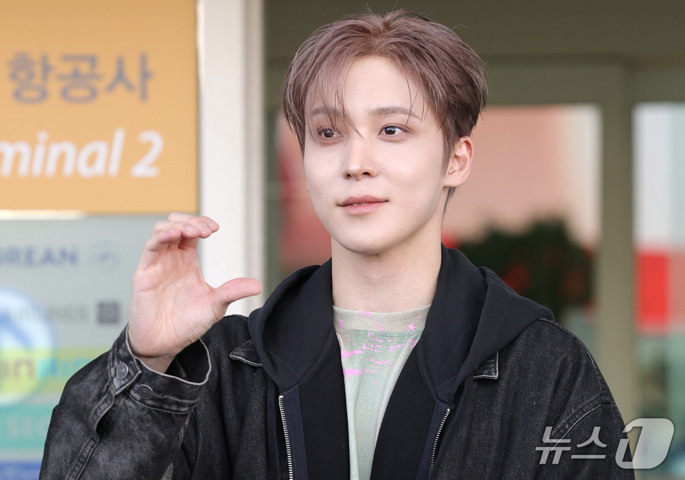 (인천공항=뉴스1) 권현진 기자 = 에이티즈 윤호가 해외 일정을 위해 21일 오전 인천국제공항을 통해 밀라노로 출국하기 전 인사를 하고 있다. 2026.9.21/뉴스1