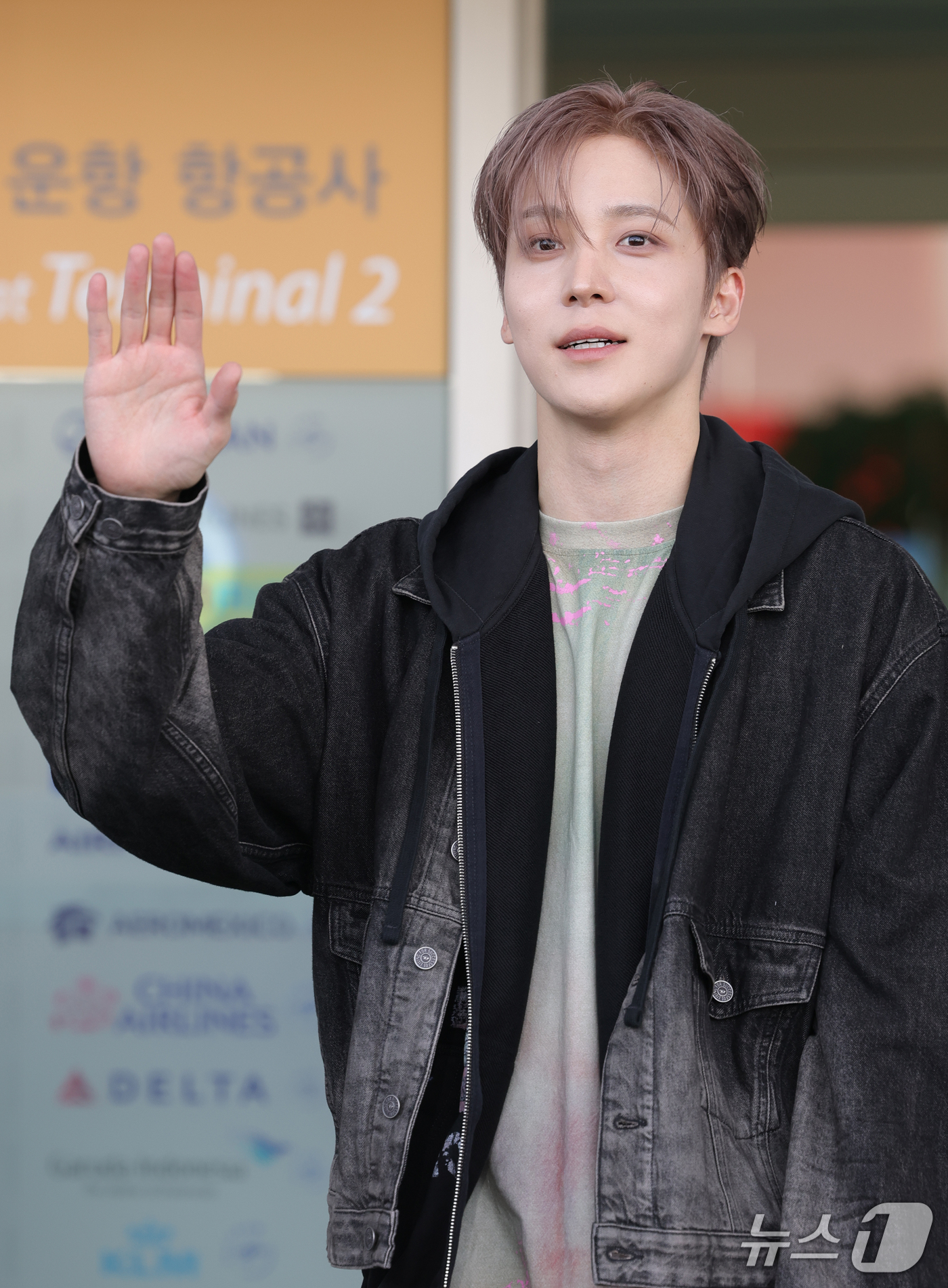 (인천공항=뉴스1) 권현진 기자 = 에이티즈 윤호가 해외 일정을 위해 21일 오전 인천국제공항을 통해 밀라노로 출국하기 전 인사를 하고 있다. 2026.9.21/뉴스1