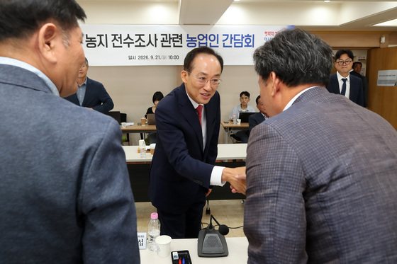 농업인 대표단과 인사하는 추경호 대구시장