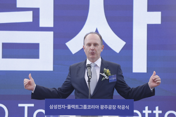 인사말하는 풀랙트 그룹 토비아 CEO
