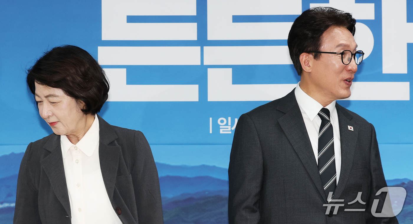 (의정부=뉴스1) 오대일 기자 = 김민석 더불어민주당 대표와 추미애 경기도지사가 21일 오전 경기 의정부시 경기도청 북부청사에서 열린 경기 최고위원회의에서 나란히 입장하고 있다. …