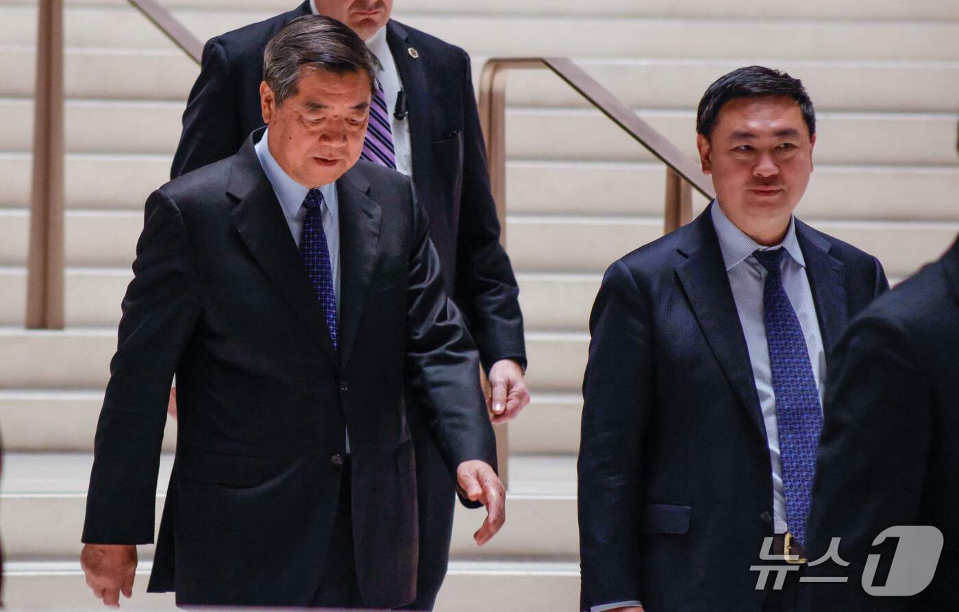 (뉴욕 AFP=뉴스1) 최종일 선임기자 = 허리펑(왼쪽) 중국 국무원 부총리가 20일 미국 뉴욕에서 스콧 베선트 미국 재무장관과 회담을 마친 뒤 자리를 떠나고 있다. 2026.09 …