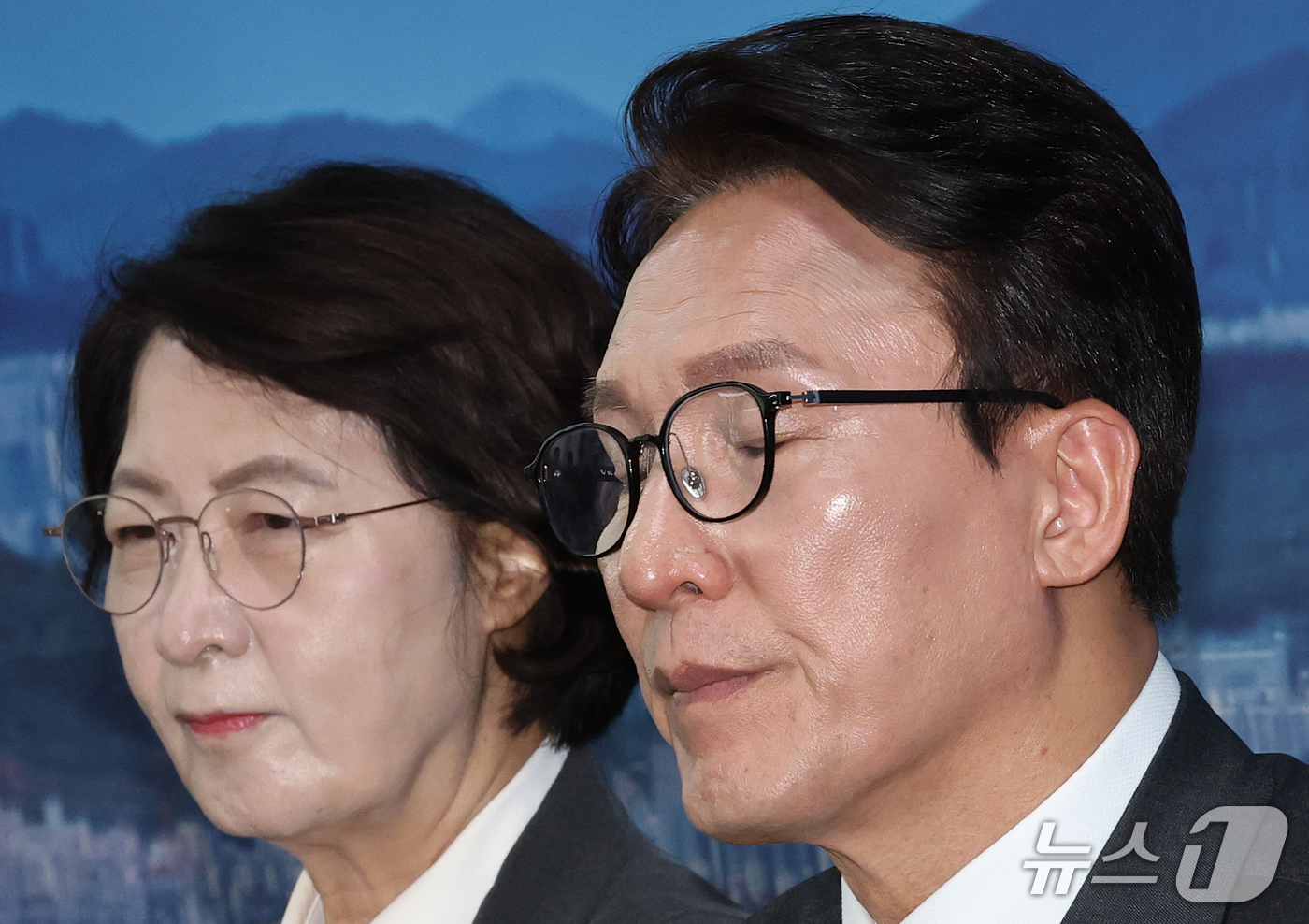 (의정부=뉴스1) 오대일 기자 = 김민석 더불어민주당 대표와 추미애 경기도지사가 21일 오전 경기 의정부시 경기도청 북부청사에서 열린 경기 최고위원회의에서 나란히 생각에 잠겨 있다 …