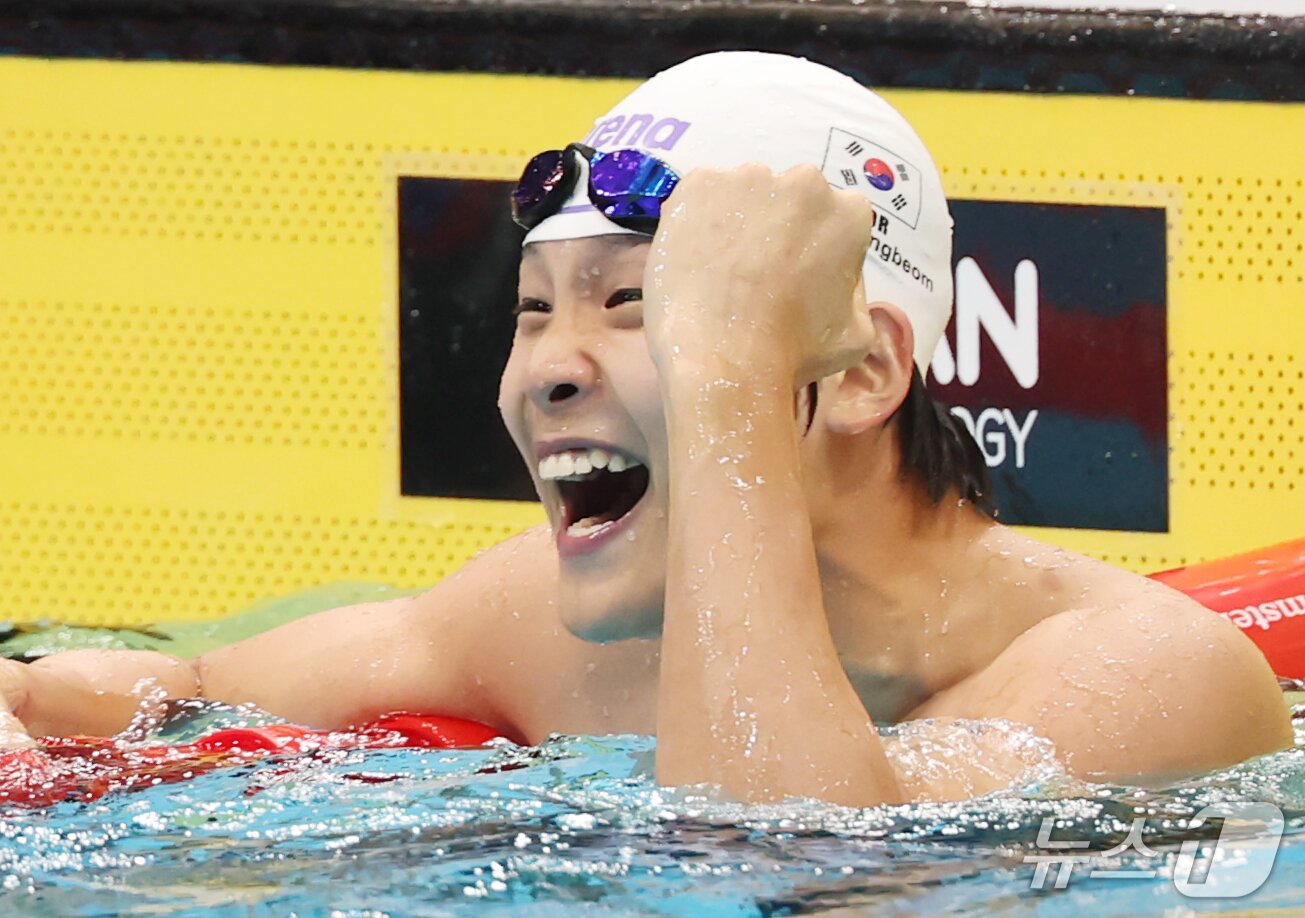 본문 이미지 - 김영범이 21일 일본 도쿄 아쿠아틱스센터에서 열린 2026 아이치·나고야 아시안게임 수영 경영 남자 자유형 50m 예선에서 조1위로 들어온 뒤 기뻐하고 있다. 이날 김영범은 21초71로 종전 아시안게임 기록을 넘어서며, 가장 빠른 기록으로 결선에 진출했다. 2026.9.21 ⓒ 뉴스1 김민지 기자