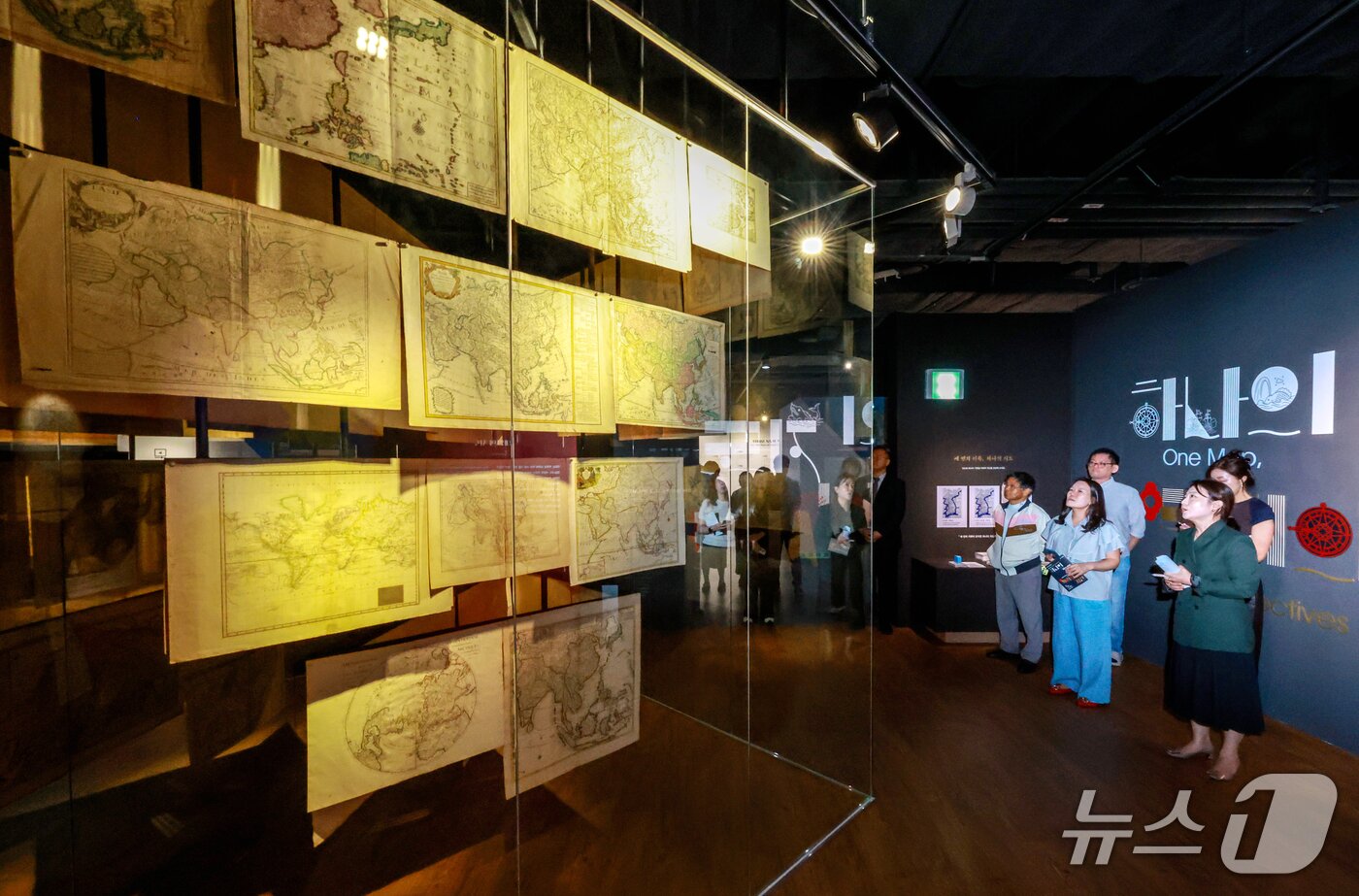 본문 이미지 - 21일 서울 영등포구 타임스퀘어에서 열린 독도체험관 기획전시 ‘하나의 지도, 두 개의 시선’ 기자설명회에서 동북아역사재단 관계자들과 참가자들이 전시를 둘러보고 있다. 2026.9.21 ⓒ 뉴스1 이호윤 기자
