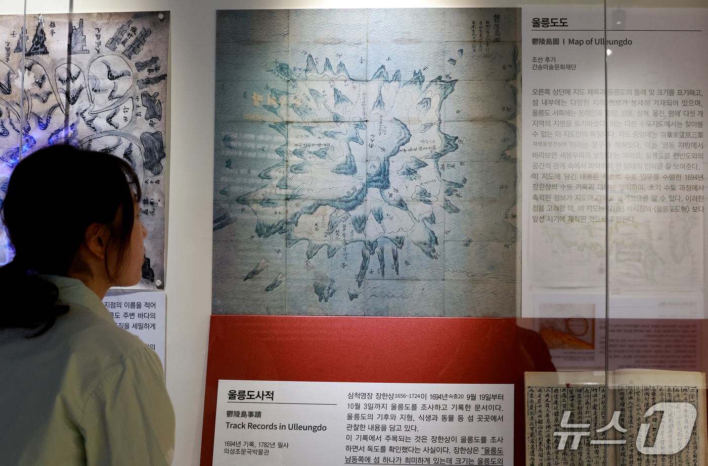 (서울=뉴스1) 이호윤 기자 = 21일 서울 영등포구 타임스퀘어에서 열린 독도체험관 기획전시 ‘하나의 지도, 두 개의 시선’ 기자설명회에서 공개된 울릉도도를 참가자들이 살펴보고 있 …
