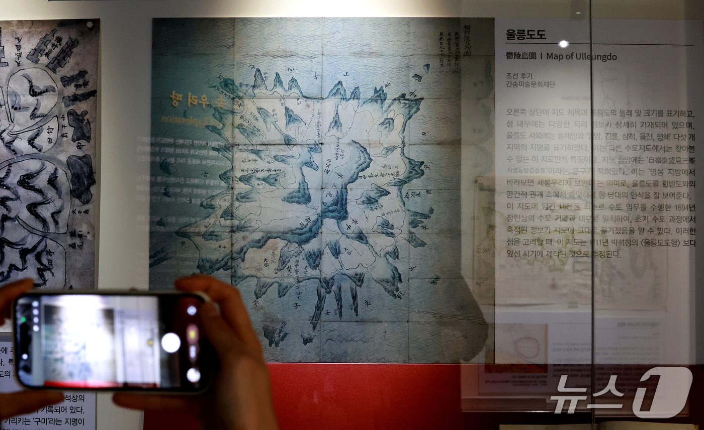 (서울=뉴스1) 이호윤 기자 = 21일 서울 영등포구 타임스퀘어에서 열린 독도체험관 기획전시 ‘하나의 지도, 두 개의 시선’ 기자설명회에서 공개된 울릉도도를 참가자들이 살펴보고 있 …