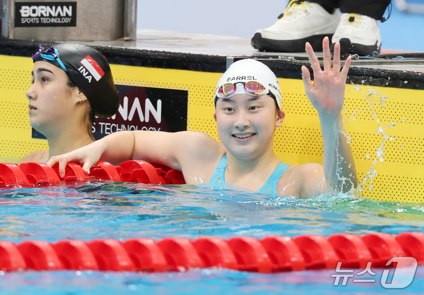 (도쿄=뉴스1) 김민지 기자 = 21일 도쿄 아쿠아틱스 센터에서 열린 2026 아이치·나고야 아시안게임 여자 50m 배영 예선 2조 경기에서 김승원이 조1위로 들어온 뒤 기뻐하고 …