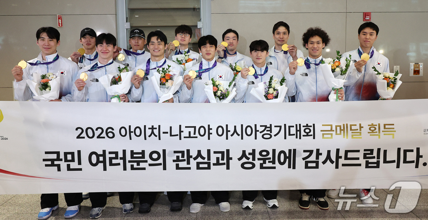 (인천공항=뉴스1) 박지혜 기자 = 2026 나고야 아시안게임에서 금메달을 차지한 대한민국 농구대표팀 선수들이 21일 인천국제공항 제2여객터미널을 통해 귀국해 기념촬영을 하고 있다 …