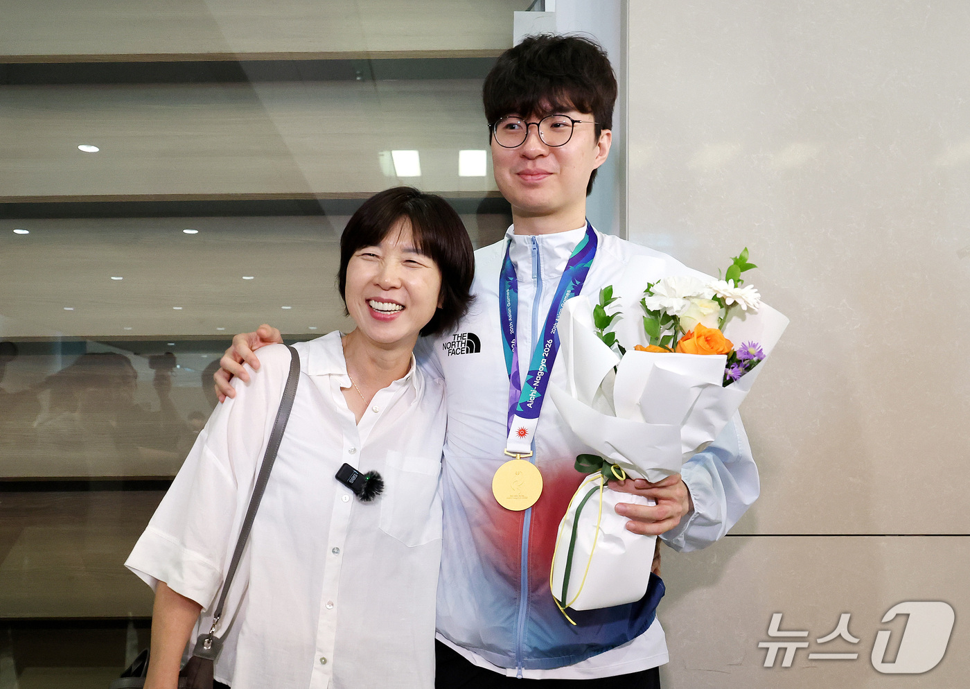 (인천공항=뉴스1) 박지혜 기자 = 2026 나고야 아시안게임에서 금메달을 차지한 대한민국 농구대표팀 이현중이 21일 인천국제공항 제2여객터미널을 통해 귀국해 마중 나온 어머니 성 …