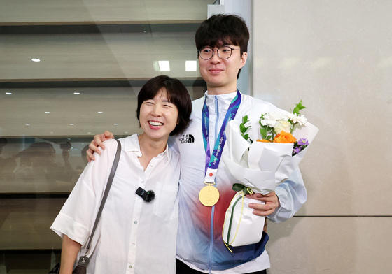 '금메달 아들' 이현중 꼭 안아주는 어머니 성정아 이사