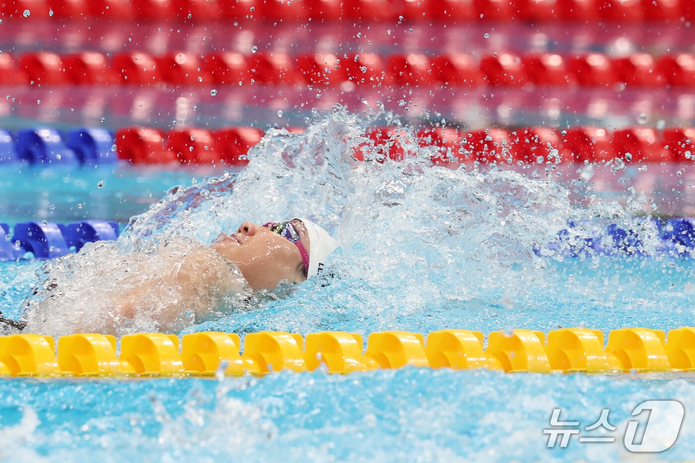 본문 이미지 - 21일 도쿄 아쿠아틱스 센터에서 열린 2026 아이치·나고야 아시안게임 여자 50m 배영 예선 2조 경기에서 이은지가 역영하고 있다. 2026.9.21 ⓒ 뉴스1 김민지 기자
