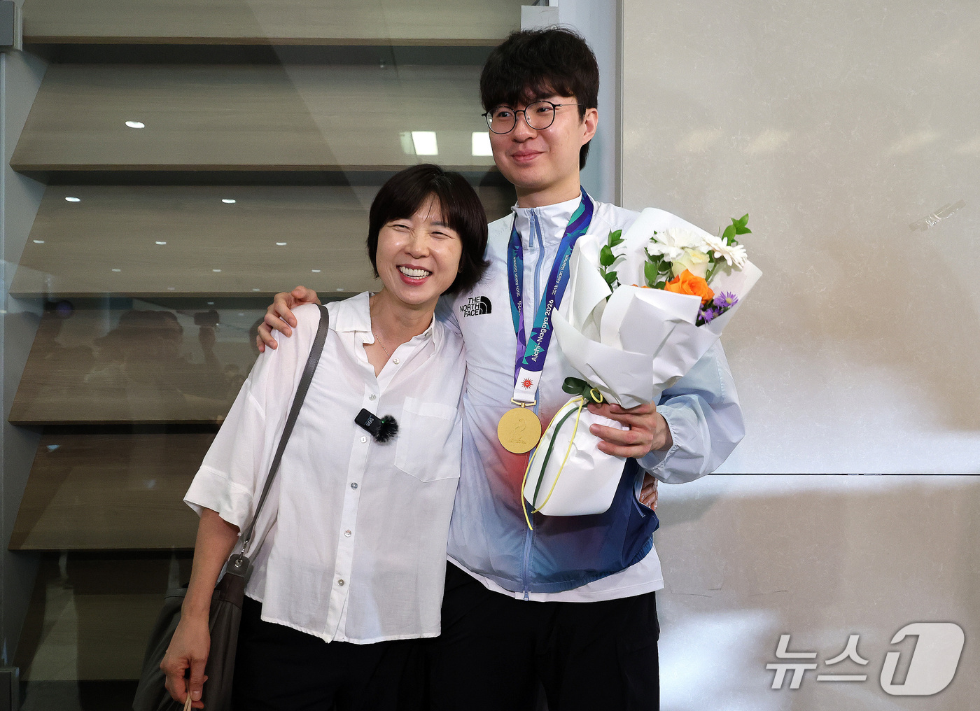 (인천공항=뉴스1) 박지혜 기자 = 2026 나고야 아시안게임에서 금메달을 차지한 대한민국 농구대표팀 이현중이 21일 인천국제공항 제2여객터미널을 통해 귀국해 마중 나온 어머니 성 …