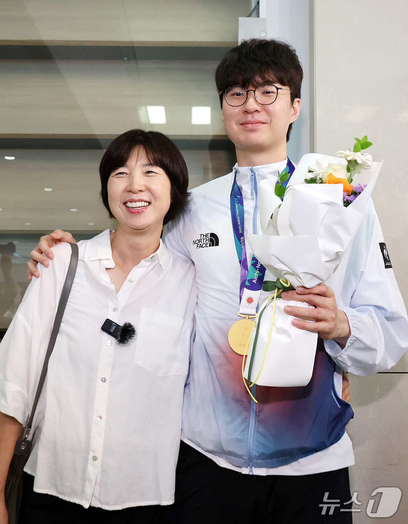 (인천공항=뉴스1) 박지혜 기자 = 2026 나고야 아시안게임에서 금메달을 차지한 대한민국 농구대표팀 이현중이 21일 인천국제공항 제2여객터미널을 통해 귀국해 마중 나온 어머니 성 …