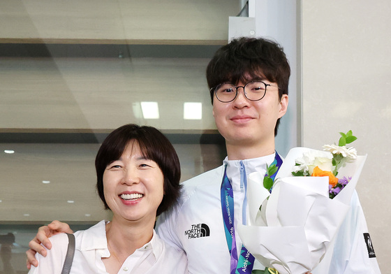 이현중 '금메달 목에 걸고 엄마 품으로'