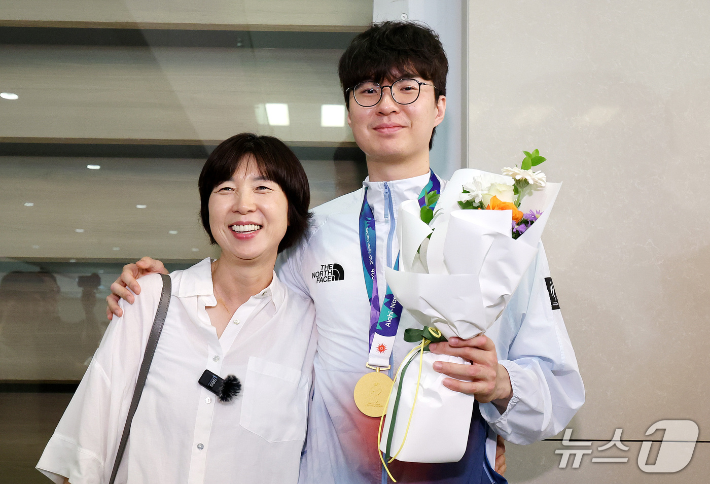 (인천공항=뉴스1) 박지혜 기자 = 2026 나고야 아시안게임에서 금메달을 차지한 대한민국 농구대표팀 이현중이 21일 인천국제공항 제2여객터미널을 통해 귀국해 마중 나온 어머니 성 …