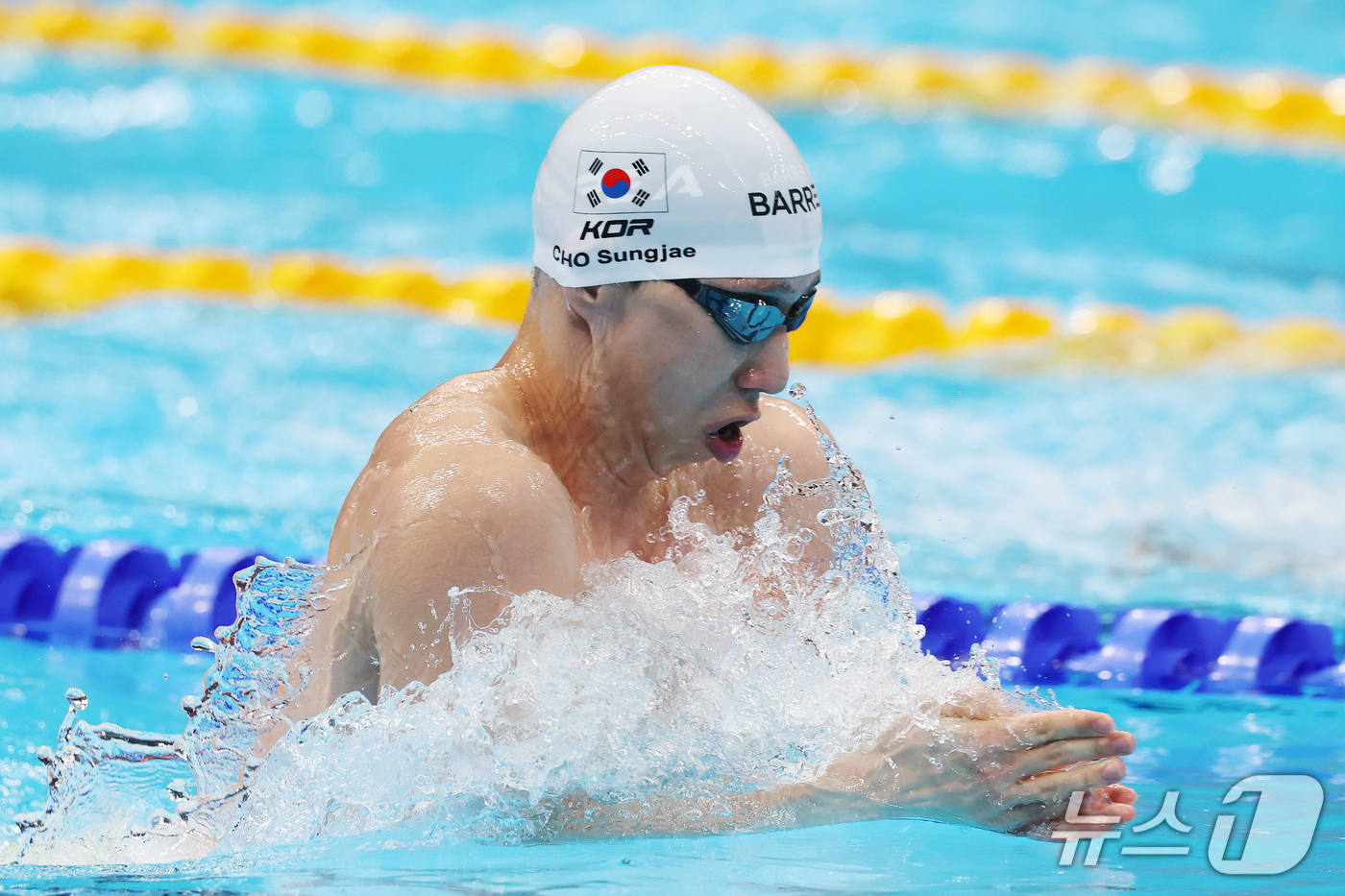 (도쿄=뉴스1) 김민지 기자 = 21일 도쿄 아쿠아틱스 센터에서 열린 2026 아이치·나고야 아시안게임 남자 100m 평영 예선 4조 경기에서 조성재가 역영하고 있다. 2026.9 …