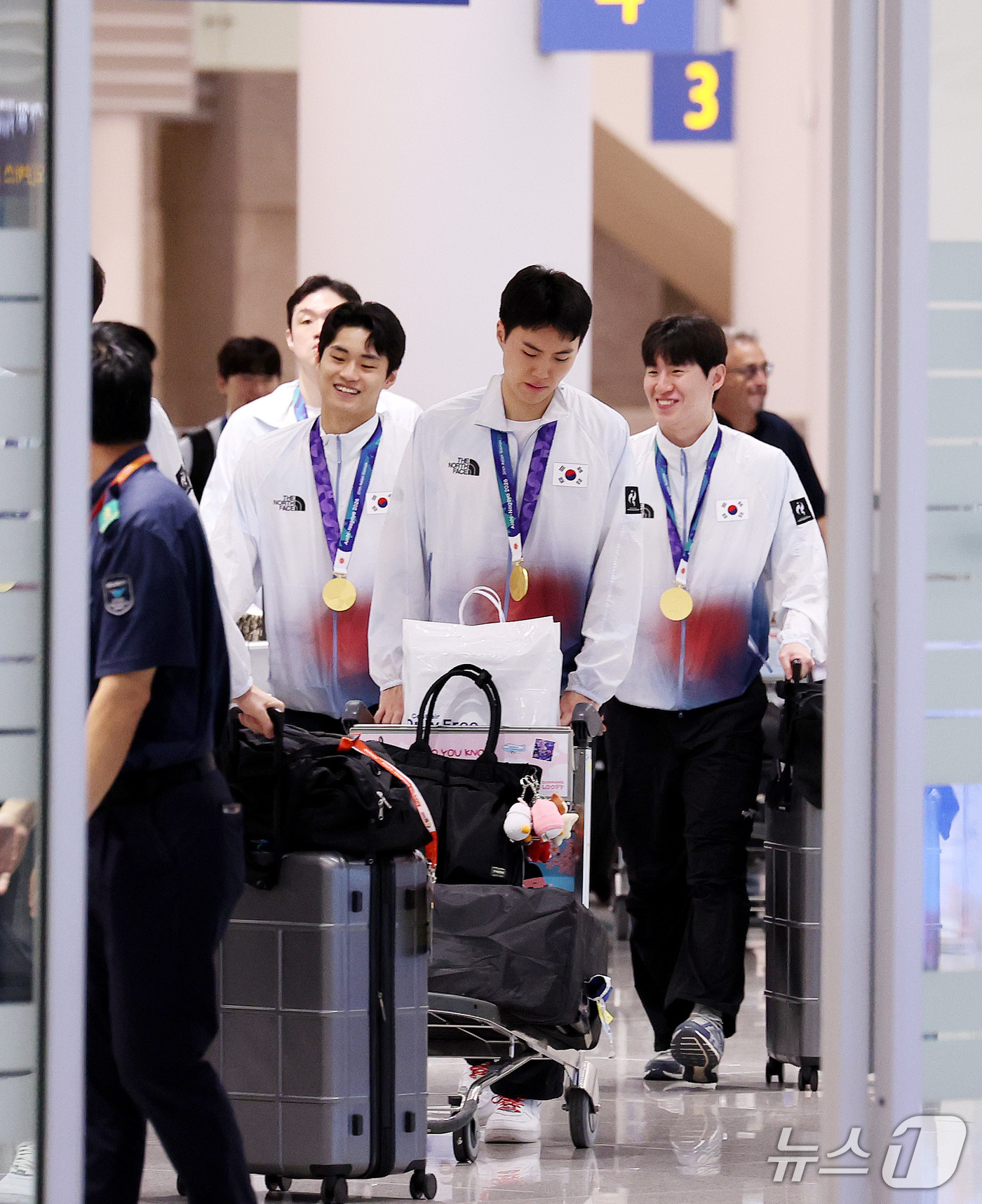 (인천공항=뉴스1) 박지혜 기자 = 2026 아이치·나고야 아시안게임에서 금메달을 차지한 대한민국 남자 농구대표팀 선수들이 21일 인천국제공항 제2여객터미널을 통해 귀국하고 있다. …