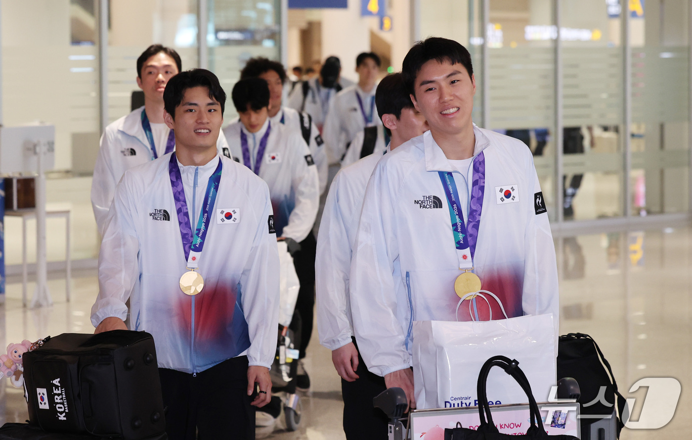 (인천공항=뉴스1) 박지혜 기자 = 2026 아이치·나고야 아시안게임에서 금메달을 차지한 대한민국 남자 농구대표팀 선수들이 21일 인천국제공항 제2여객터미널을 통해 귀국하고 있다. …