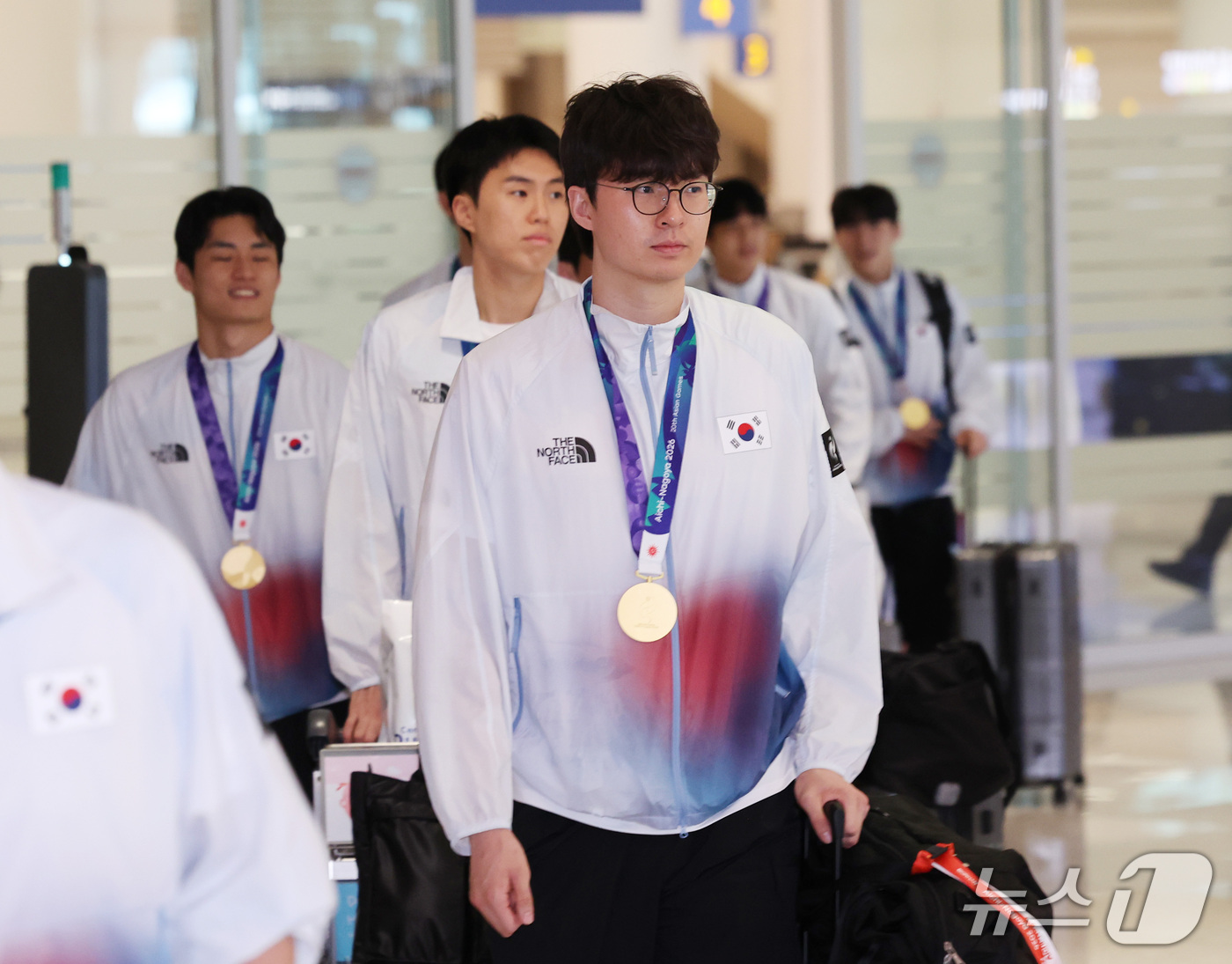 (인천공항=뉴스1) 박지혜 기자 = 2026 아이치·나고야 아시안게임에서 금메달을 차지한 대한민국 남자 농구대표팀 선수들이 21일 인천국제공항 제2여객터미널을 통해 귀국하고 있다. …