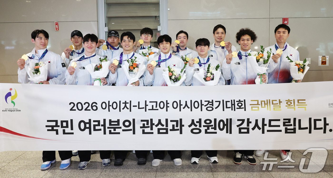 (인천공항=뉴스1) 박지혜 기자 = 2026 나고야 아시안게임에서 금메달을 차지한 대한민국 농구대표팀 선수들이 21일 인천국제공항 제2여객터미널을 통해 귀국해 기념촬영을 하고 있다 …