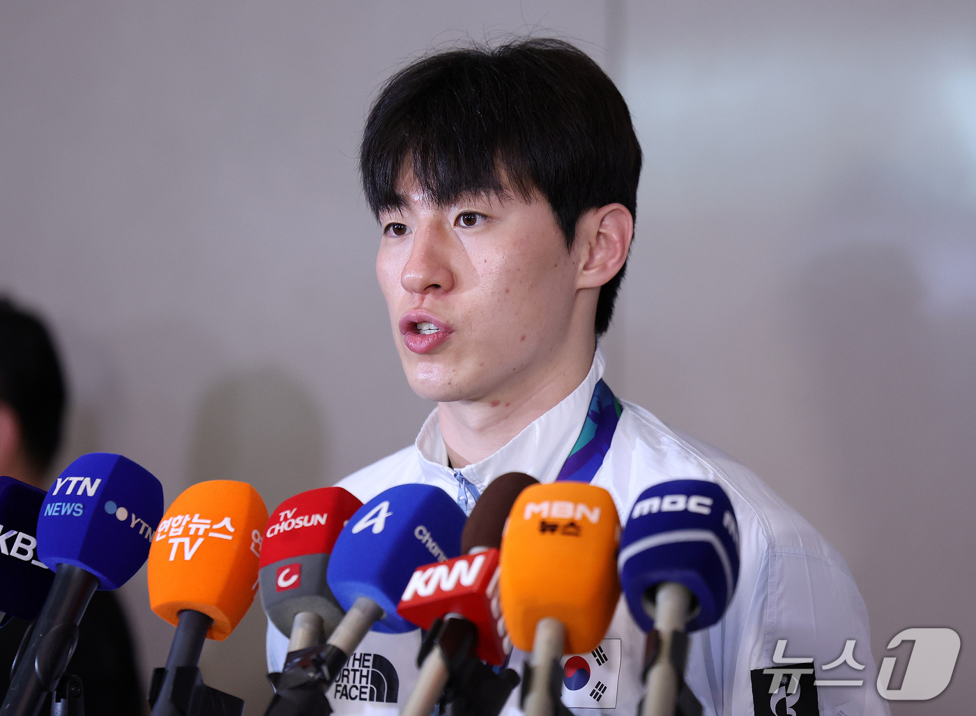 (인천공항=뉴스1) 박지혜 기자 = 2026 나고야 아시안게임에서 금메달을 차지한 대한민국 농구대표팀 이정현이 21일 인천국제공항 제2여객터미널을 통해 귀국해 취재진의 질문에 답하 …