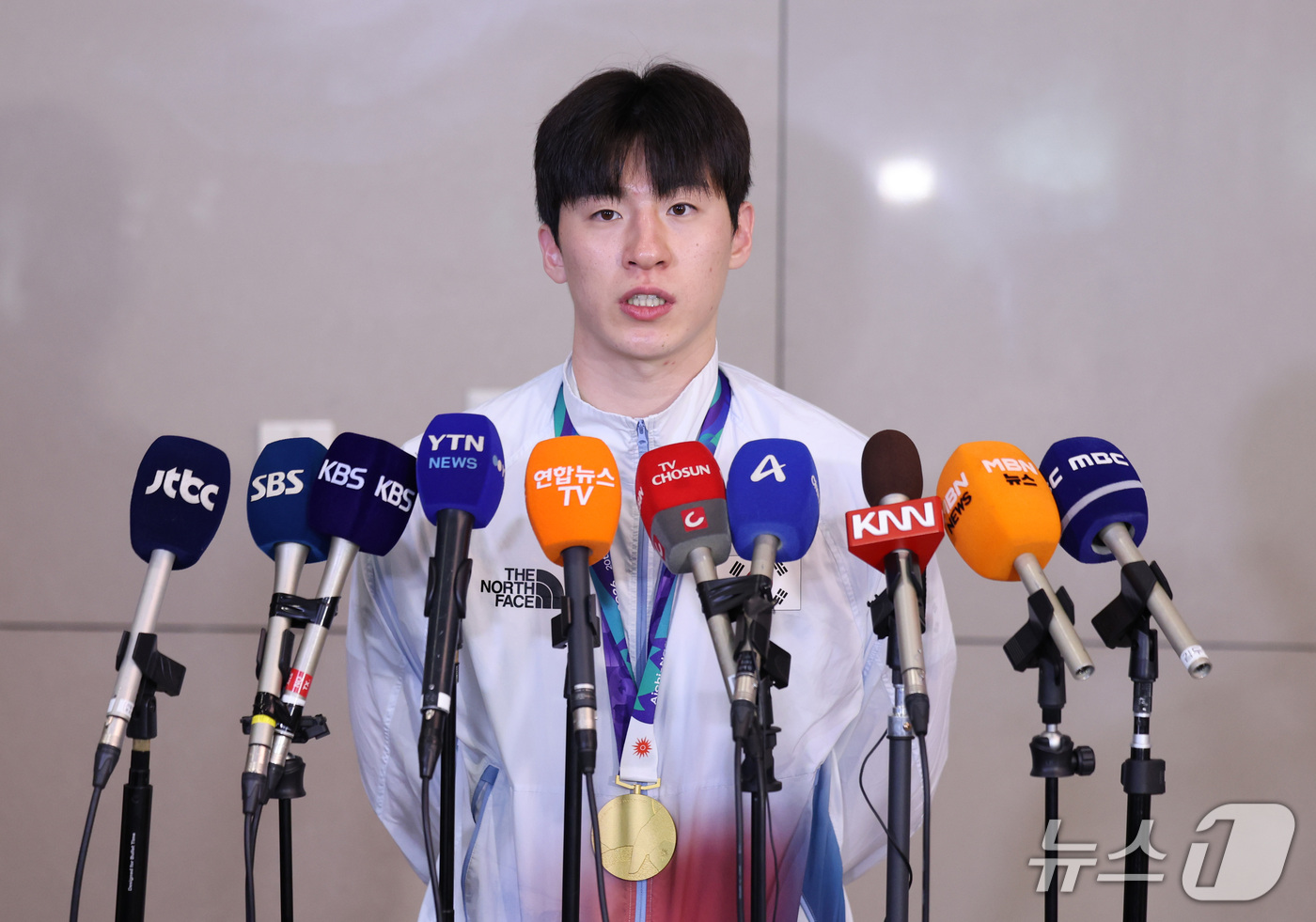 (인천공항=뉴스1) 박지혜 기자 = 2026 나고야 아시안게임에서 금메달을 차지한 대한민국 농구대표팀 이정현이 21일 인천국제공항 제2여객터미널을 통해 귀국해 취재진의 질문에 답하 …