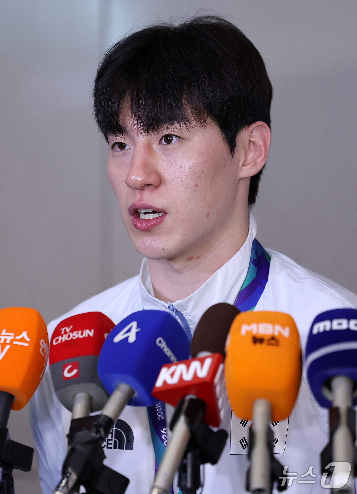 (인천공항=뉴스1) 박지혜 기자 = 2026 나고야 아시안게임에서 금메달을 차지한 대한민국 농구대표팀 이정현이 21일 인천국제공항 제2여객터미널을 통해 귀국해 취재진의 질문에 답하 …