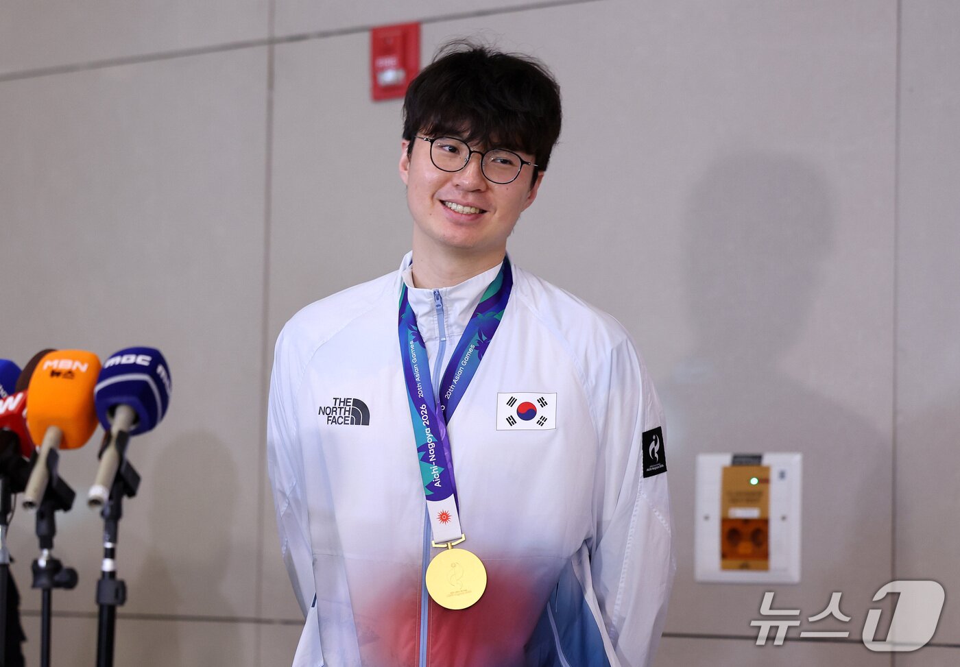 본문 이미지 - 2026 나고야 아시안게임에서 금메달을 차지한 대한민국 농구대표팀 이현중이 21일 인천국제공항 제2여객터미널을 통해 귀국해 미소짓고 있다. 2026.9.21 ⓒ 뉴스1 박지혜 기자