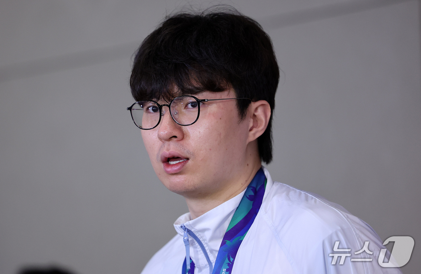 (인천공항=뉴스1) 박지혜 기자 = 2026 나고야 아시안게임에서 금메달을 차지한 대한민국 농구대표팀 이현중이 21일 인천국제공항 제2여객터미널을 통해 귀국해 취재진의 질문에 답하 …