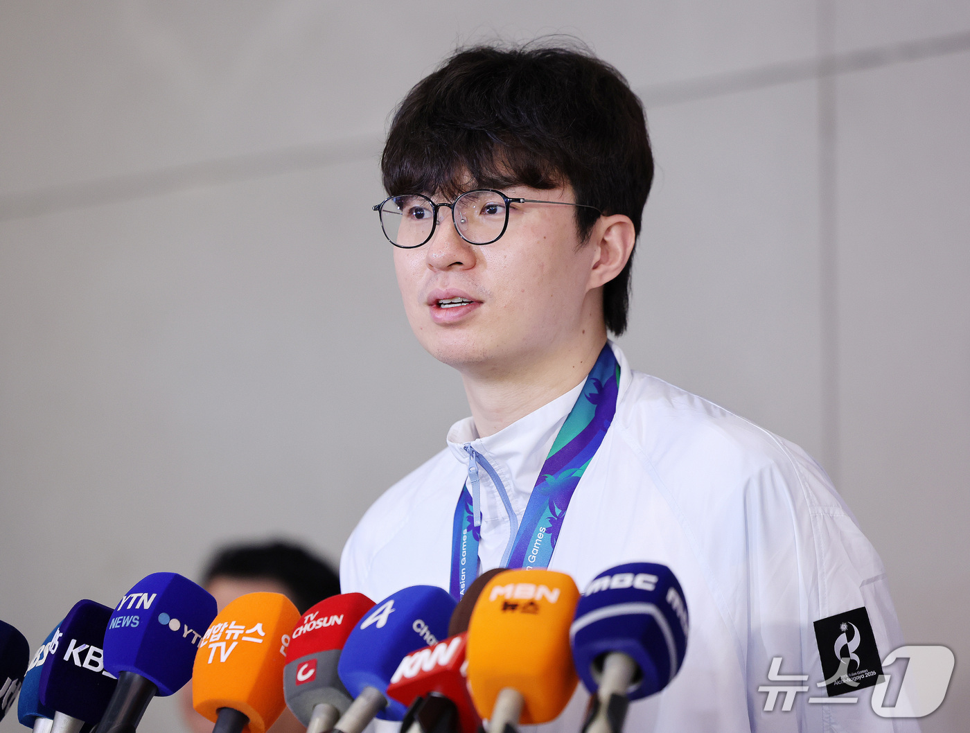 (인천공항=뉴스1) 박지혜 기자 = 2026 나고야 아시안게임에서 금메달을 차지한 대한민국 농구대표팀 이현중이 21일 인천국제공항 제2여객터미널을 통해 귀국해 취재진의 질문에 답하 …
