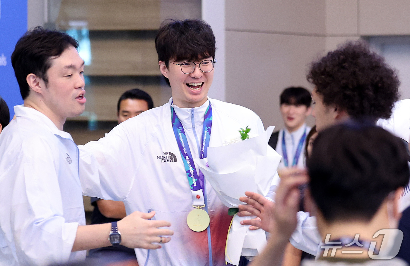 (인천공항=뉴스1) 박지혜 기자 = 2026 나고야 아시안게임에서 금메달을 차지한 대한민국 농구대표팀 이현중이 21일 인천국제공항 제2여객터미널을 통해 귀국해 미소 짓고 있다. 2 …