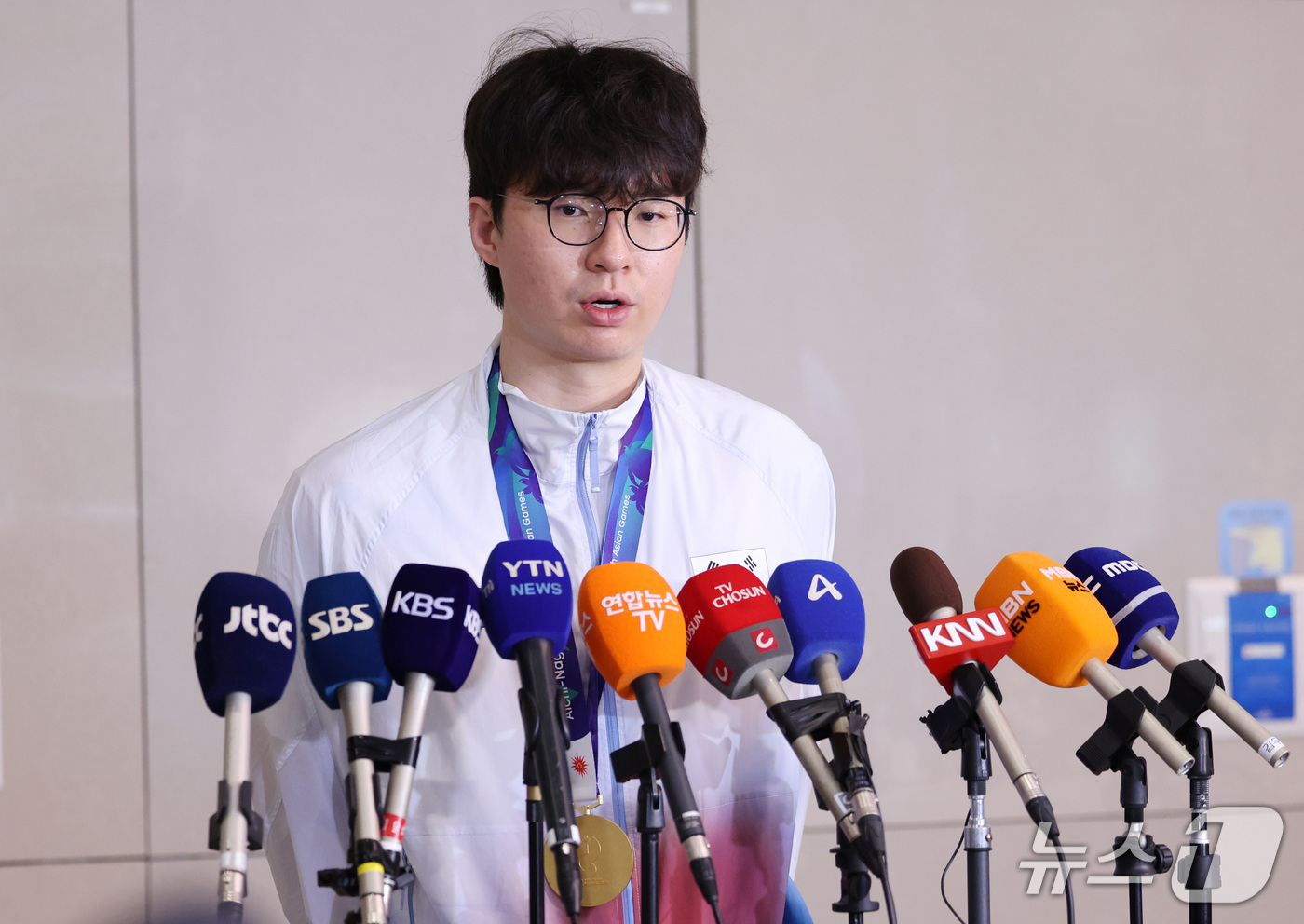 (인천공항=뉴스1) 박지혜 기자 = 2026 나고야 아시안게임에서 금메달을 차지한 대한민국 농구대표팀 이현중이 21일 인천국제공항 제2여객터미널을 통해 귀국해 취재진의 질문에 답하 …