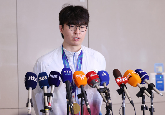 질문에 답하는 이현중