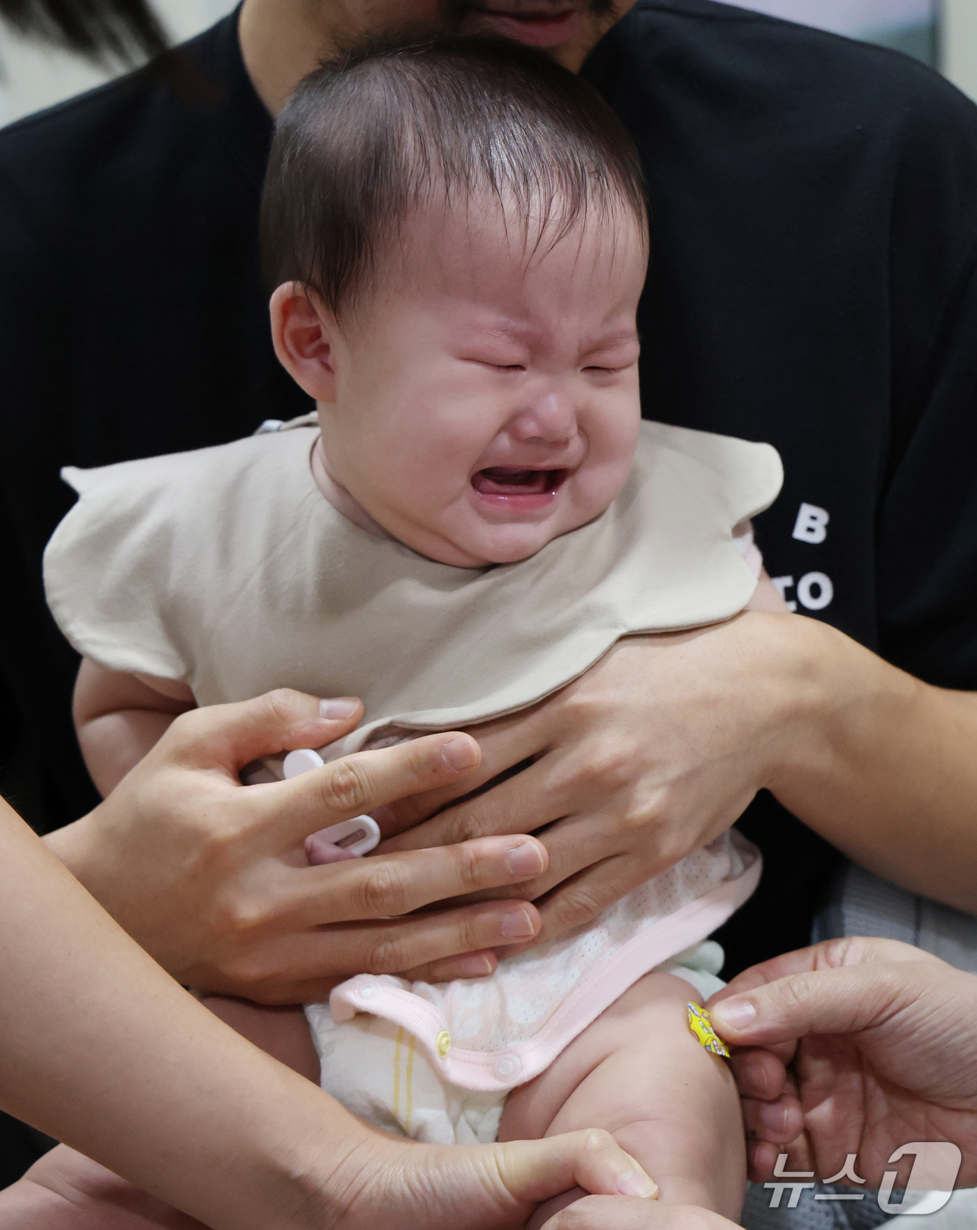 (수원=뉴스1) 김영운 기자 = 2026~2027절기 인플루엔자(독감) 국가예방접종이 시작된 21일 경기 수원시 팔달구의 한 소아과에서 아이가 독감 예방접종을 받고 있다.이날부터 …