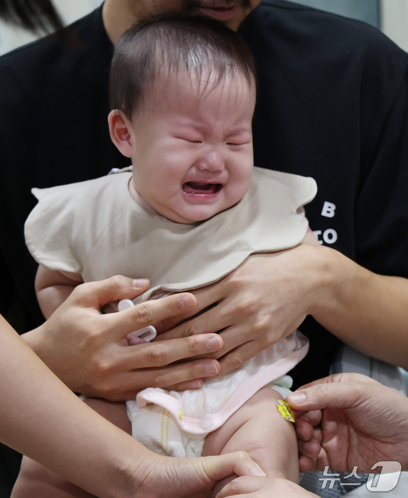 (수원=뉴스1) 김영운 기자 = 2026~2027절기 인플루엔자(독감) 국가예방접종이 시작된 21일 경기 수원시 팔달구의 한 소아과에서 아이가 독감 예방접종을 받고 있다.이날부터 …